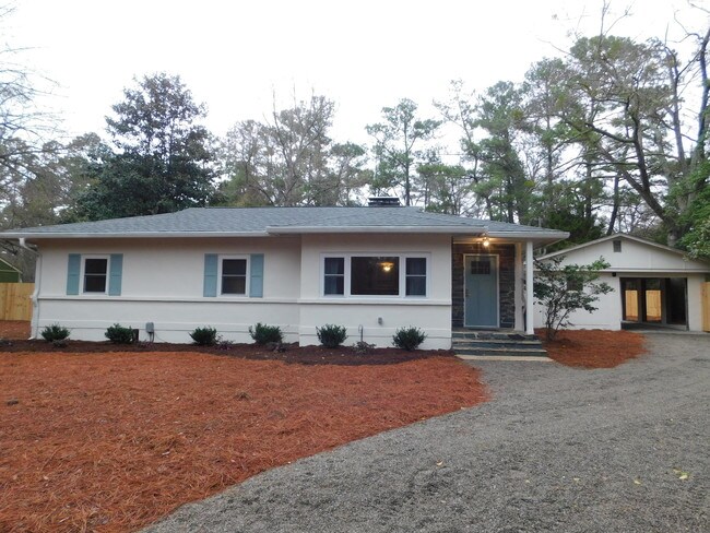 Building Photo - 220 Country Club Cir