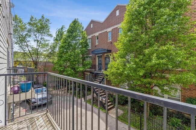 Foto del edificio - 738 S Kedzie Ave