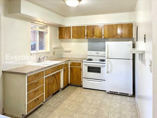 Building Photo - 1307 Castlerock Dr