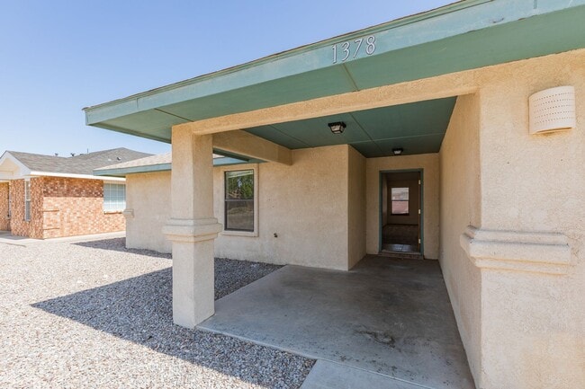 Building Photo - 3 Bedroom 2 Bath Home
