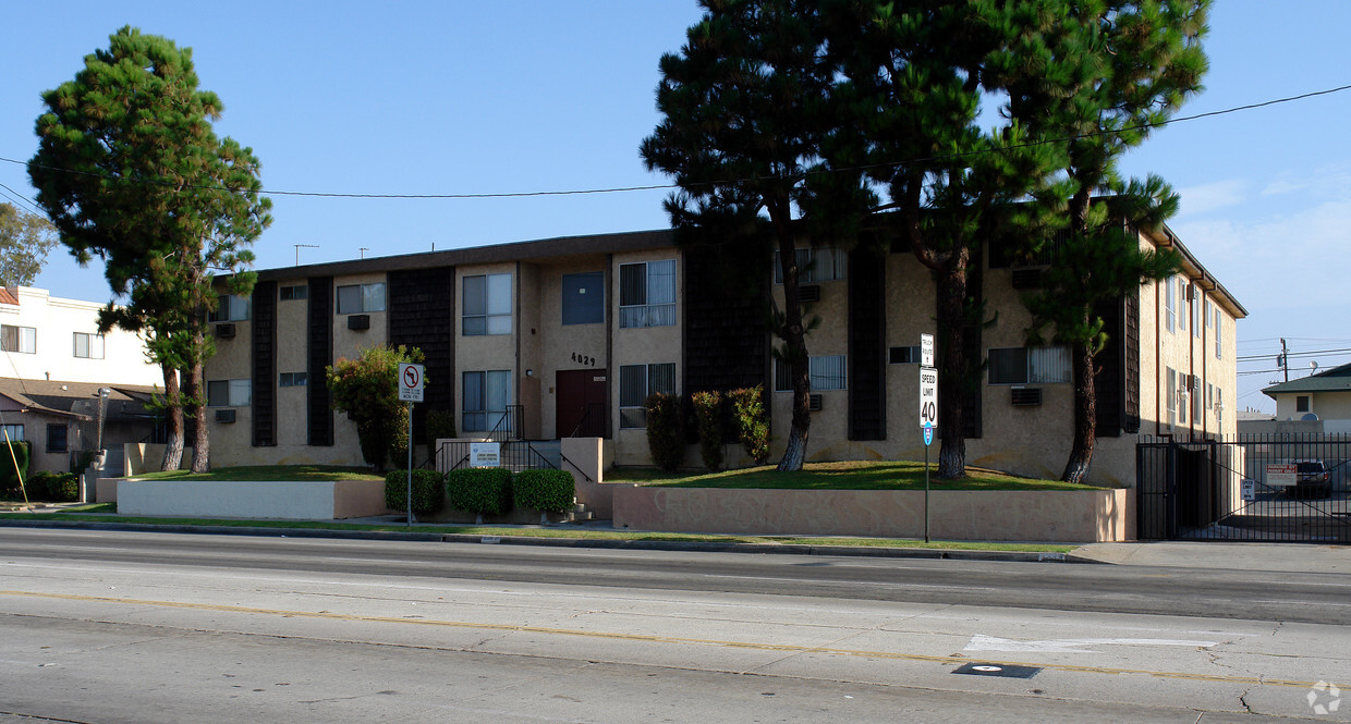 4029 CON Rosecrans Ave - 4029 W Rosecrans Ave