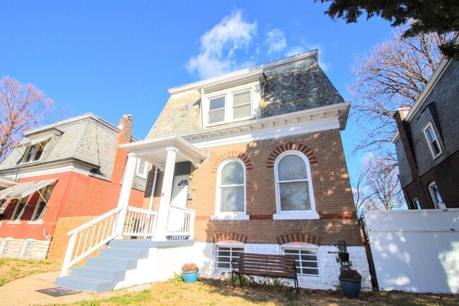 Building Photo - 825 Bates St