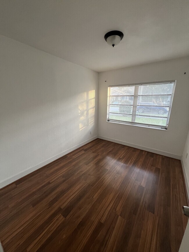 Building Photo - 1306 E 23