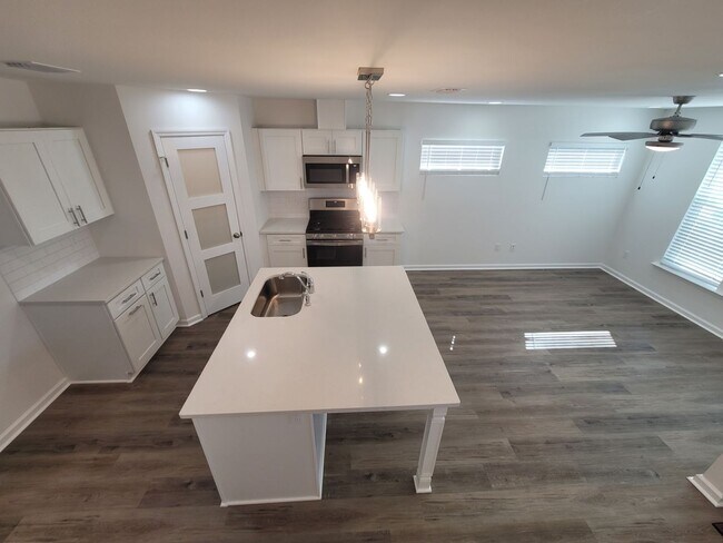 Foto del edificio - NEWER CONSTRUCTION! Modern NE 3/2.5 w/ Stainless Steel Appliances, Granite Counters, Washer, Drye...