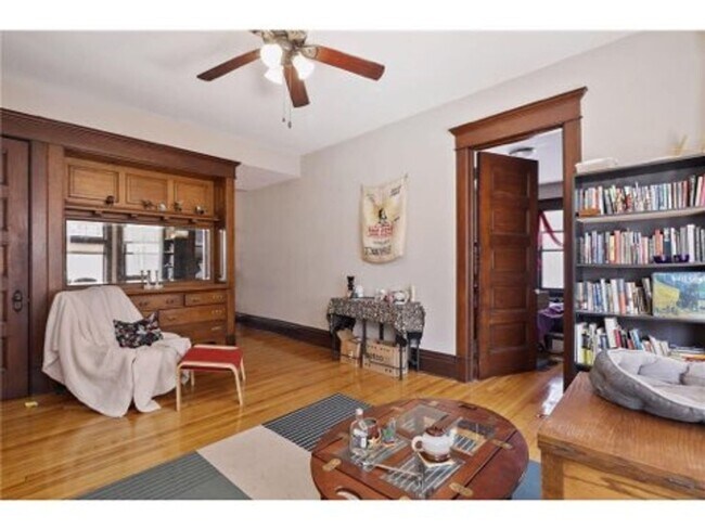 Foto del edificio - 1862 Roblyn Ave