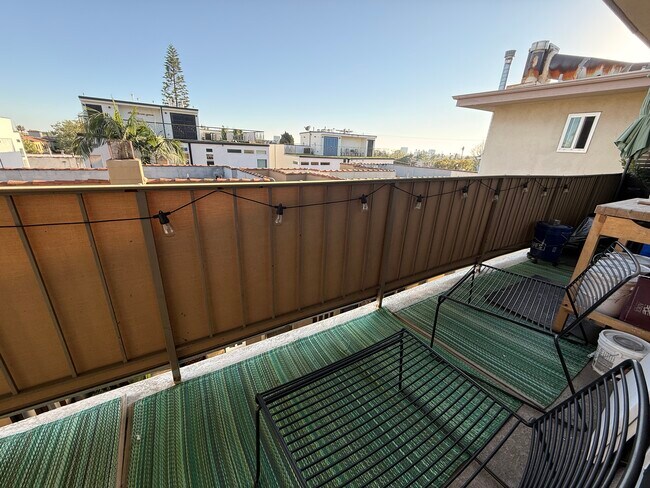 Foto del edificio - 525 N Sycamore Ave