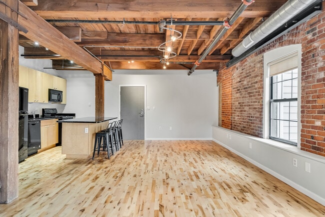 Building Photo - 210 Broadway