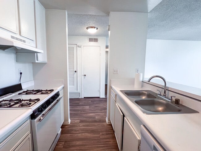 Building Photo - 1400 E Palm Canyon Dr