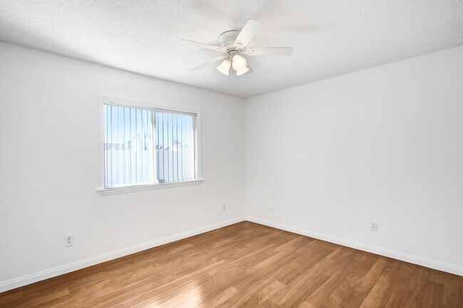 Foto del edificio - Available now this charming single-story 3B/2B in the City of Highland.