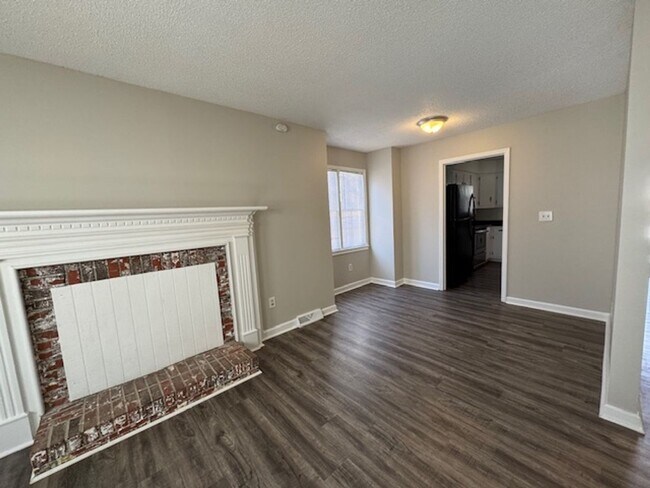 Building Photo - Great Location ! This 2 bedrooms, 1.5 bath townhome is conveniently located in Greer close to sho...