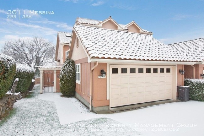 Building Photo - Pristine Townhome in Gated Community
