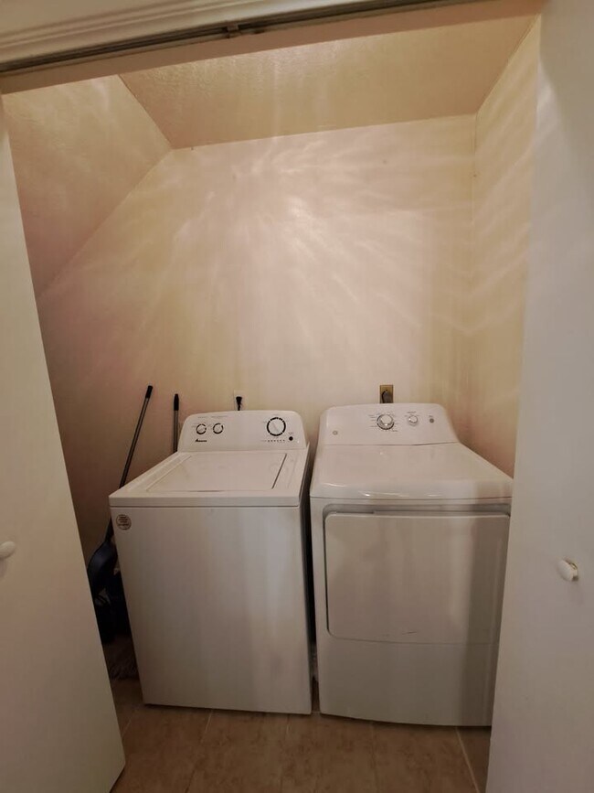 Foto del edificio - 1112 Leslie Cir