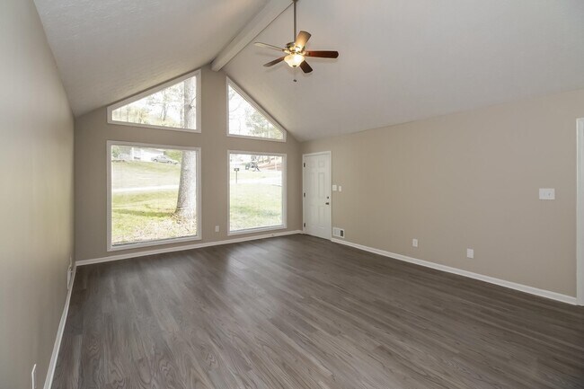 Foto del edificio - 285 Splitwood Ln