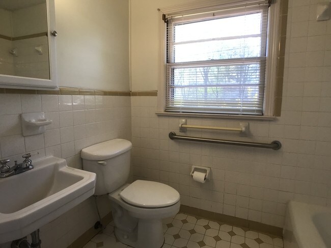 Building Photo - MOVE IN SPECIAL: 1/2 OFF 1ST MONTHS RENT