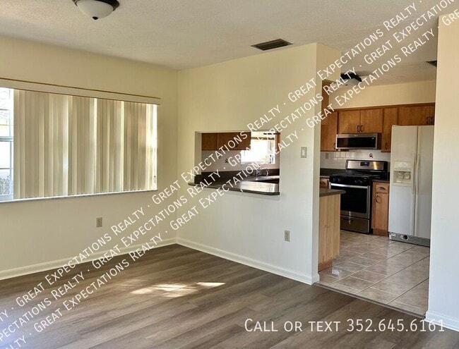 Building Photo - 523 Bahia Cir Track