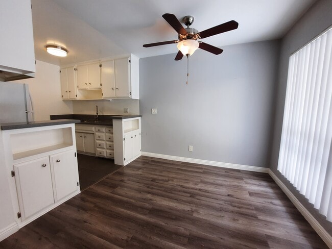 Building Photo - 910 N Orange Grove Ave
