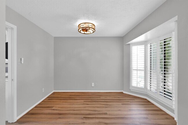 Foto del edificio - 3843 Knollcrest Dr