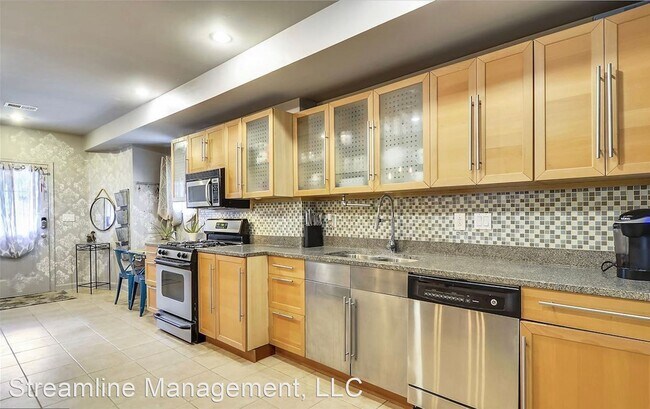 Building Photo - 2 br, 2.5 bath House - 2002 4th St NE, Uni...