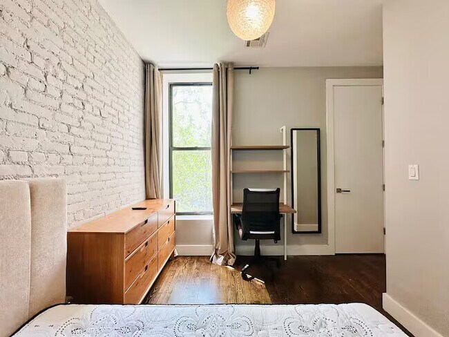 Foto del edificio - Furnished room/NOT APARTMENT