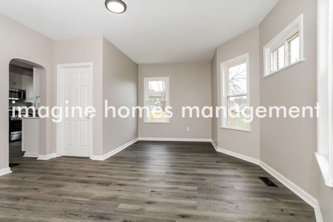 Building Photo - Charming 3 Bedroom Home with Fenced Yard