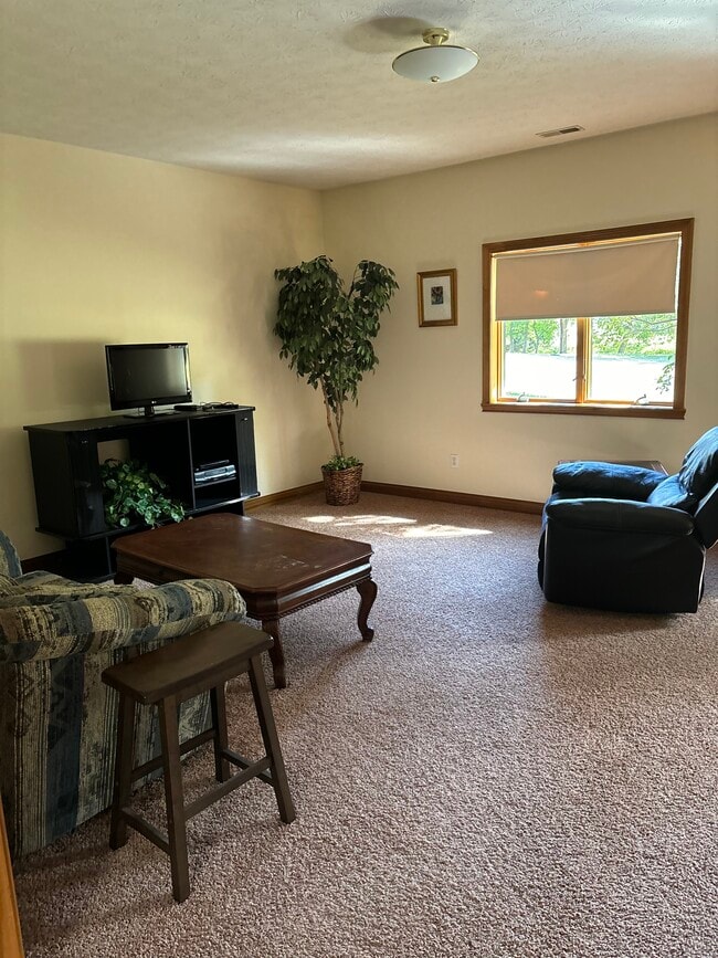 Building Photo - 1099 N County Road 300 E