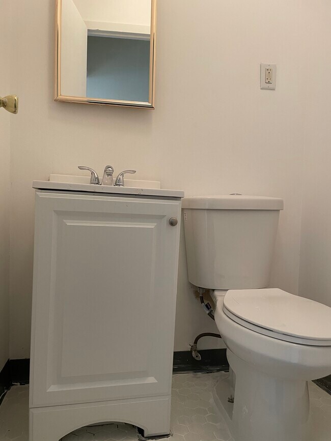 1/2 bath - 1881 Stuart St