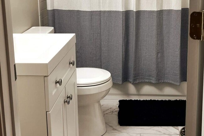 Foto del edificio - 2 bed 1 bath near campus and running trail!