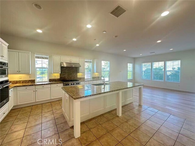 Building Photo - 803 E Manresa Dr