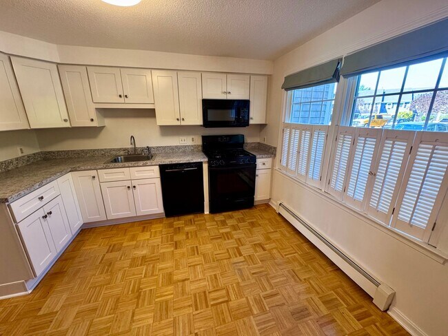 Building Photo - Wonderful 2 Bedroom, 1.5 bathroom condo w/...