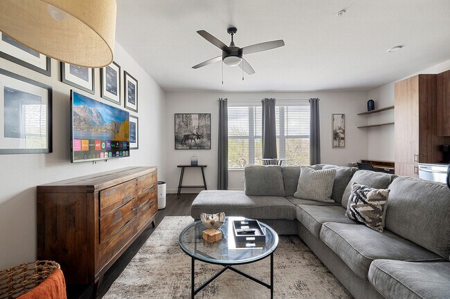 Foto del edificio - 2232 Empire Central Dr