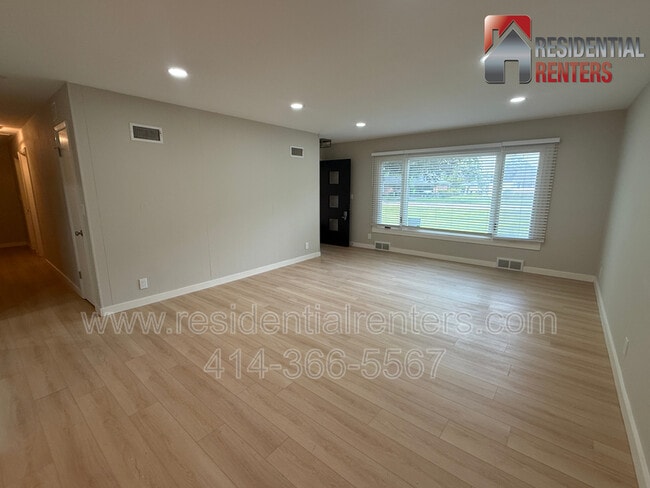 Building Photo - 205 N 165th St