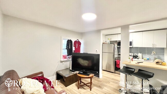 Photo du bâtiment - Charming 1-Bedroom, 1-Bath Apartment in Ce...
