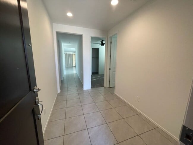 Building Photo - Move in ready!!