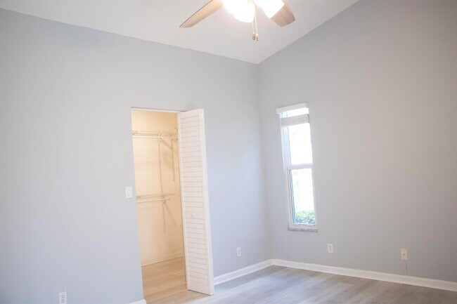 Foto del edificio - 1037 Island Manor Dr