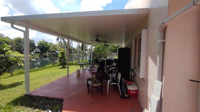 Foto del edificio - 19081 NW 77th Ct