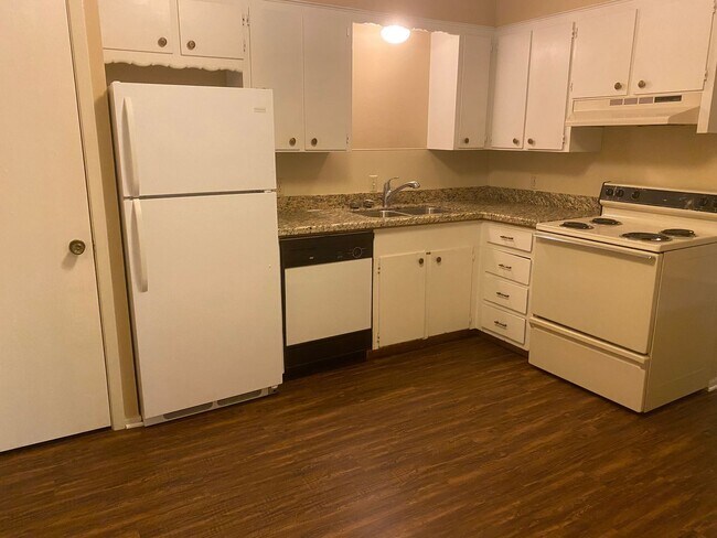 Foto del edificio - 1 Bed + 1 Bath - Spacious Townhome close to Campus and Park
