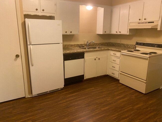 Building Photo - 1 Bed + 1 Bath - Spacious Townhome close to Campus and Park