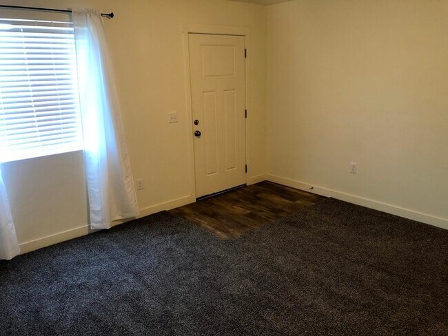 Building Photo - 3 bed 2.5 bath Townhome in Riverton!!
