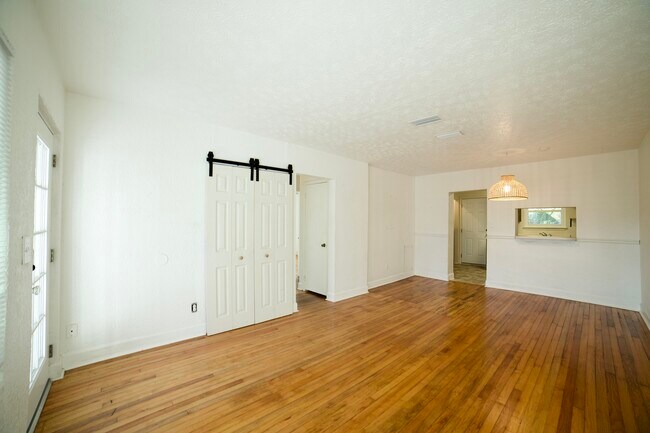 Sala de estar - 1202 Hibiscus St