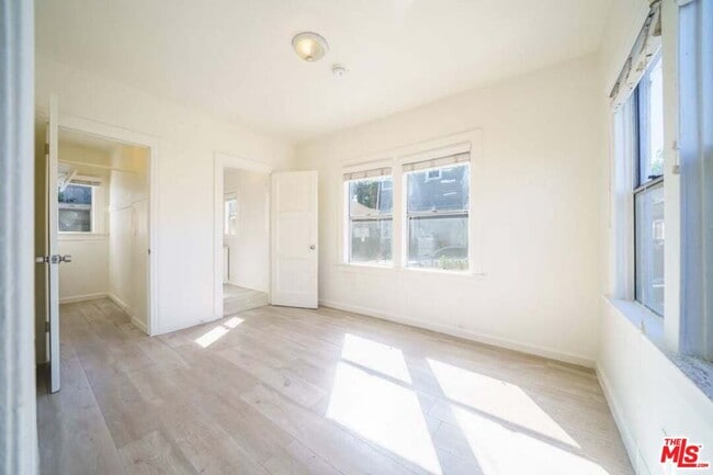 Building Photo - 433 E 41st Pl