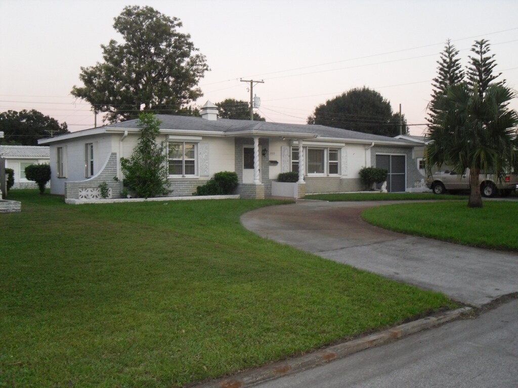 Front - 5003 58th Way N