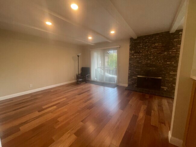 Foto del edificio - 100 E Middlefield Rd