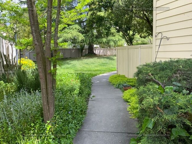 Building Photo - Single level condo in one of the nicest developments in Bennett Valley