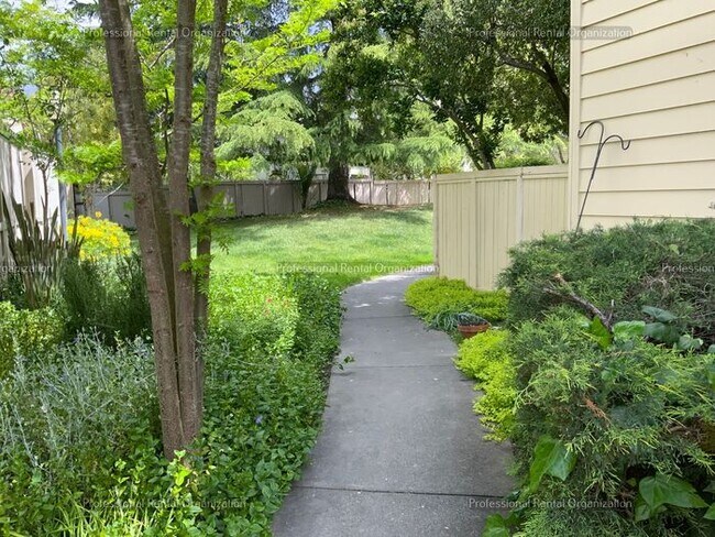 Foto del edificio - Single level condo in one of the nicest developments in Bennett Valley