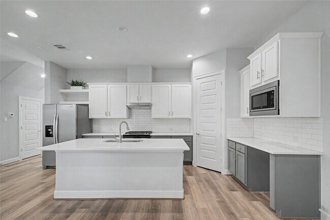 Building Photo - 911 W 35th St