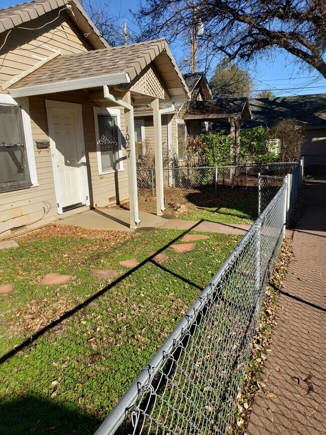 Foto del edificio - Two Bedroom Cottage Off Of Eureka Way - Recently Remodeled