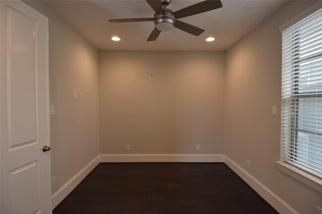 Foto del edificio - 5411 Larkin St