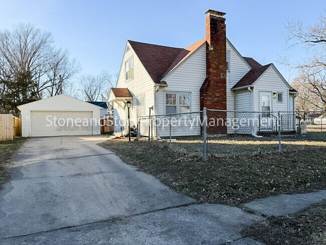Foto del edificio - Large 2 story home in Oakland with large garage