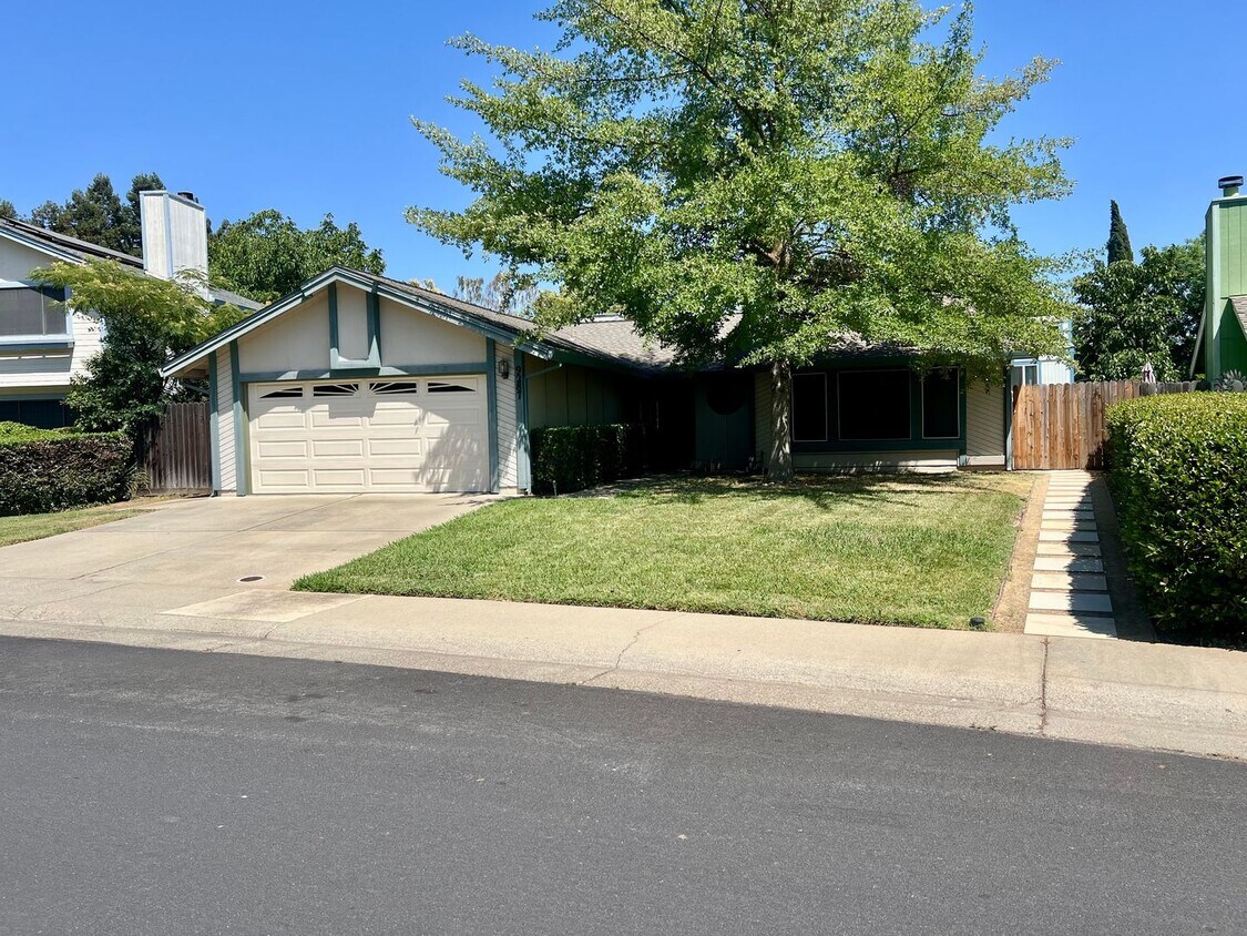 Primary Photo - Charming 3 bed/2 bath with detached unit 1...