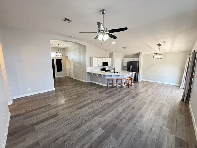 Foto del edificio - Gorgeous 3Bed/2Bath, 1-Story Home located ...